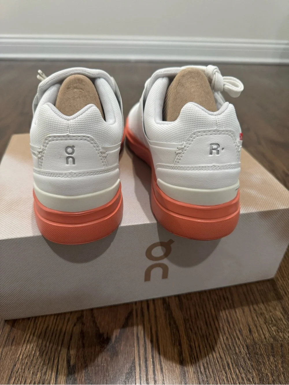 On Cloud The Roger’s Advantage Running White / Canyon Sneakers Swiss Preformance